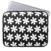 White Daisies on Black Laptopschutzhülle (Vorderseite)