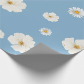 White Daisies on Blue Geschenkpapier (Ecke)