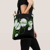 White Daisies über kontrastreiche schwarze Hinterg Tasche (Von Nahem)