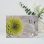 White Daisy and Pearls Wedding RSVP Response Card Karte (Stehend Vorderseite)
