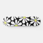 White Daisy auf Black Floral Skateboard (Horizontal)