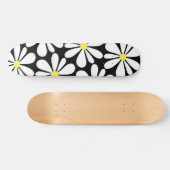 White Daisy auf Black Floral Skateboard (Horizontal)