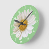 White Daisy auf Sage Green Floral Runde Wanduhr (Winkel)