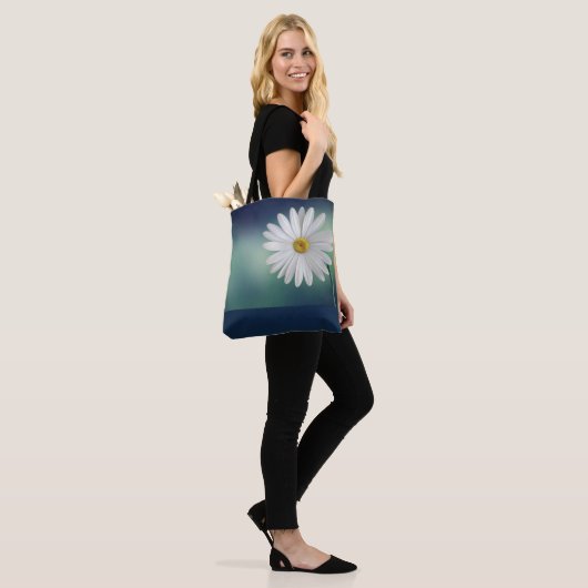 White Daisy Blue/Aquamarin Hintergrund Tasche (Am Model)