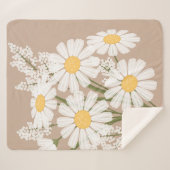 White Daisy Blume Bouquet auf Beige Sherpadecke (Vorderseite (Horizontal))