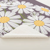 White Daisy Blume Bouquet auf Dunkel Lila Sherpadecke (3/4)