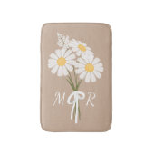 White Daisy Blume Bouquet Monogram auf Beige Badematte (Vorderseite Vertikal)