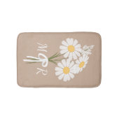 White Daisy Blume Bouquet Monogram auf Beige Badematte (Vorderseite)