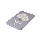 White Daisy Blume Bouquet Monogram on Lavender Badematte (Schrägansicht)