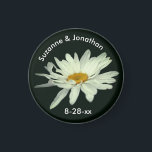White Daisy Blume Personalisiert Wedding Magnet<br><div class="desc">Sehr schöne weiße Blütenpracht mit anhaltenden Regentropfen Blumenfotografie von Susan Gastgeschenk Hochzeit Kühlschrank Magnet. Füllen Sie Ihre Informationen in der Vorlage aus. Ändern Sie Text- und Schriftart-Größe, Stil und Farbe, indem Sie auf Anpassen klicken. Dieses Design ist auf vielen Produkten in meiner Galerie erhältlich. Besuchen Sie Smilin'Eyes Schätze, um mehr...</div>
