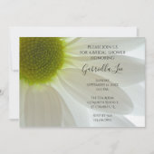 White Daisy Blume Petals Brautparty Einladung (Vorderseite)