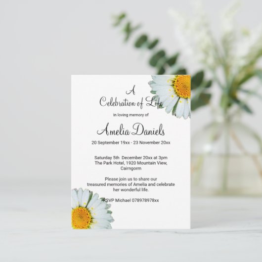 White Daisy Celebration of Life Card Einladung (Stehend Vorderseite)