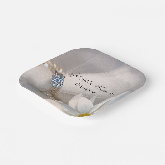 White Daisy Elegance Wedding Pappteller (Gewinkelt)