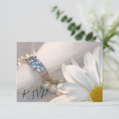 White Daisy Elegance Wedding RSVP Response Karte (Stehend Vorderseite)
