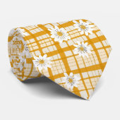 White Daisy Floral Pattern on Yellow Gingham Krawatte (Gerollt)
