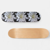White Daisy Muster Skateboard (Horizontal)