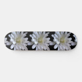 White Daisy Muster Skateboard (Horizontal)