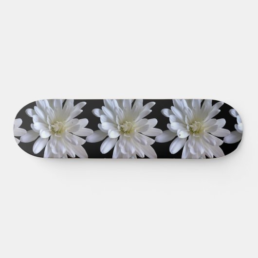 White Daisy Muster Skateboard (Horizontal)