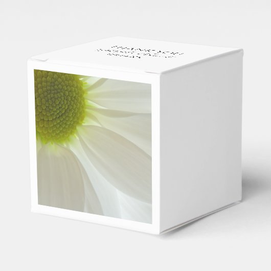 White Daisy Petals Wedding Geschenkschachtel (Vorderseite)