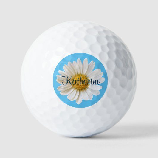White Daisy Sky Blue Background Individuelle Name Golfball (Vorderseite)