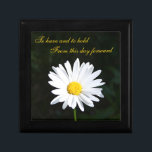 White Daisy Trinket Box Schmuckschachtel<br><div class="desc">Diese individuell gestaltbare Schmuckbox hat eine helle, weiße Shasta-daisy-Blume darauf, und den Satz "Zu haben und zu halten", der es zu einer idealen Hochzeitjubiläumsgeschenk für die Aufbewahrung eines Überraschungsjubiläums machen würde, oder ließ, es sei das Geschenk für Ihre besondere Person, wertvolle Erinnerungen oder Schmuck in sich zu verwahren. Der Text...</div>