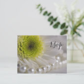 White Daisy und Pearls Wedding RSVP Karte (Stehend Vorderseite)