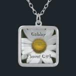 White Daisy Wedding Flower Girl Versilberte Kette<br><div class="desc">Das hübsche White Daisy Wedding Flower Girl Pendant Necklace ist ein einzigartiges personalisiertes Sake-Geschenk für Ihre Blume. Passen Sie es an, um den Text zu ändern, um eine Bridesmaid oder Trauzeugin Necklace zu erstellen. Dieser elegante und niedliche, maßgeschneiderte Botanische Hochzeitsschmuck zeichnet sich durch ein digital nahes Blumenfoto aus, das in...</div>