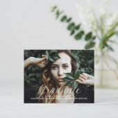 White Delicate Script Foto Abschluss Postcard Ankündigungspostkarte (Stehend Vorderseite)