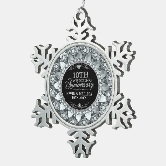 White Diamonds 25. Hochzeitsszenario Schneeflocken Zinn-Ornament (Rechts)