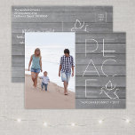 White Dove Moderne Einzigartige Ruhe 1 Foto Graues Feiertagspostkarte<br><div class="desc">Wünschen Sie Familie und Freunden ein kleines Geschenk der Ruhe für den Urlaub mit einer eleganten Taube ein Foto Postkarte. Alle Formulierungen auf dieser Vorlage ist einfach anzupassen, sodass es für Weihnachten, Neujahr, Hanukkah und Rosh Hashanah geeignet. Das moderne graue und weiße Design besticht durch rustikale Imitate aus grauem Holz,...</div>