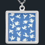 White Doves Neckace Versilberte Kette<br><div class="desc">Eine hübsche Halskette mit einem schönen "White Dove"-Design auf einem hellblauen Hintergrund,  aus einer handgemalten Papiercollage von Judy Adamson.</div>