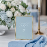 White & Dusty Blue Wedding Tischnummer Card<br><div class="desc">Mit dieser minimalistischen Tischnummer-Karte aus der Coastal Chic-Kollektion können Sie sich für Ihre elegante Feier am Meer ein Set machen. Das weiche, staubblaue Skript auf einem sauberen, weißen Hintergrund sorgt für mühelosen Klang auf Ihrem Hochzeitstisch. Ideal für Hochzeiten am Strand, an der Küste oder für jede Veranstaltung mit raffinierter, luftiger...</div>