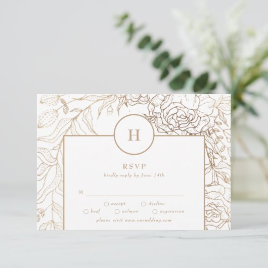 White Elegant Gold Monogram Wreath Wedding RSVP Karte (Stehend Vorderseite)