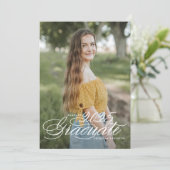 White Elegant Script Class of 2025 Abschluss Einladung (Stehend Vorderseite)