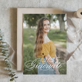 White Elegant Script Class of 2025 Abschluss Einladung