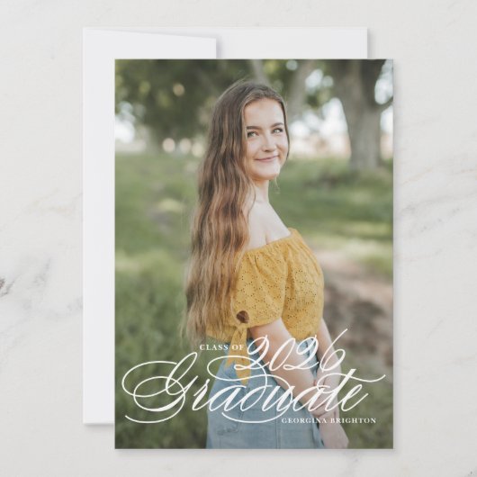 White Elegant Script Class of 2025 Abschluss Einladung (Vorderseite)
