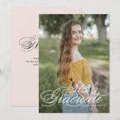 White Elegant Script Class of 2025 Abschluss Einladung (Vorne/Hinten)