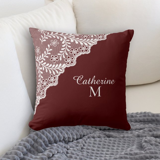 White Eyelet Lace Maroon Red Monogram Kissen (Von Creator hochgeladen)