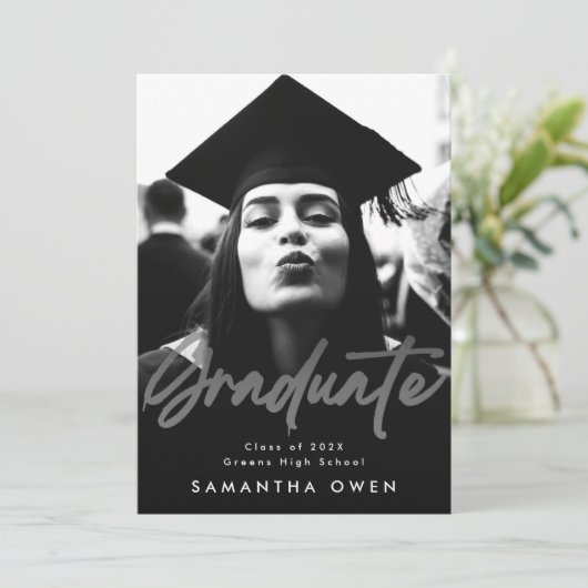 White Fade Brush Graduate Modernes Script Foto Ankündigung (Stehend Vorderseite)