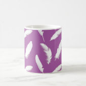 White Feathers on Amethyst Lila Kaffeetasse (Mittel)