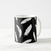 White Feathers on Black Coffee Tasse (VorderseiteRechts)