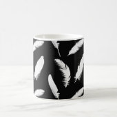 White Feathers on Black Coffee Tasse (Mittel)