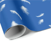 White Feathers on Blue Geschenkpapier (Rolleneckpunkt)