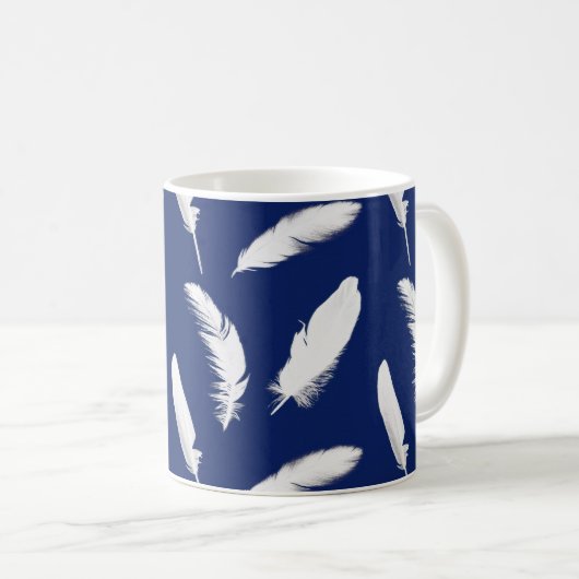 White Feathers on Dark Navy Blue Kaffeetasse (VorderseiteRechts)
