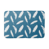 White Feathers on Denim Blue Badematte (Vorderseite)