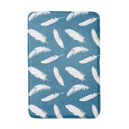 White Feathers on Denim Blue Badematte (Vorderseite Vertikal)