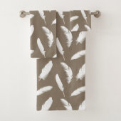 White Feathers on Taupe Tan Badhandtuch Set (Insitu)
