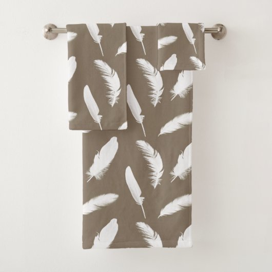 White Feathers on Taupe Tan Badhandtuch Set (Insitu)