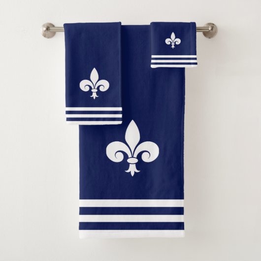 White Fleur-de-Lis & Stripes auf Navy Blue Badhandtuch Set (Insitu)
