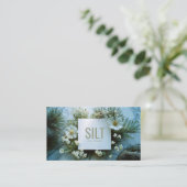 White Floral and Evergreen Pine Marble Texture Visitenkarte (Stehend Vorderseite)